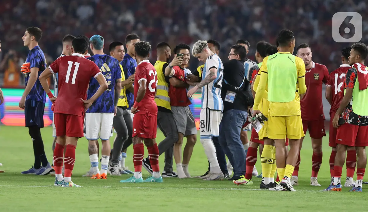 Argentina bermain sabar dan tidak ngotot memperbesar keunggulan. Gol justru hampir dihadiahkan Ernando Ari yang ruangnya ditutup Julian Alvarez. (Liputan6.com/Helmi Fithriansyah)
