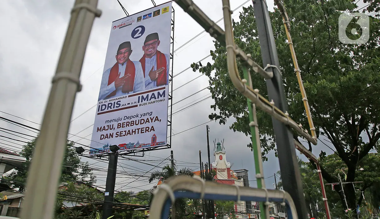 Alat peraga kampanye (APK) terlihat terpasang di kawasan Depok, Jawa Barat dan Ciputat, Tangerang Selatan, Minggu (18/10/2020). KPU Kota Tangsel dan Depok membagikan sejumlah alat peraga kampanye kepada pasangan calon Pilkada 2020 serentak. (Liputan6.com/Johan Tallo)