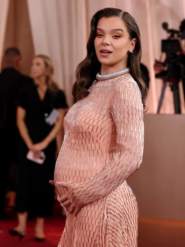 Tampil Perdana Sejak Umumkan Kehamilan, Hailee Steinfeld Pamer Baby Bump di Golden Globes 2026