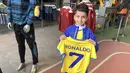 Stok Jersey Al Nassr pun hampir habis akibat membludaknya permintaan. Bahkan beberapa fans akhirnya banyak yang membawa jersey mereka sendiri hanya untuk disablon dengan menambahkan nomor dan nama Ronaldo. (AFP/Fayez Nureldine)