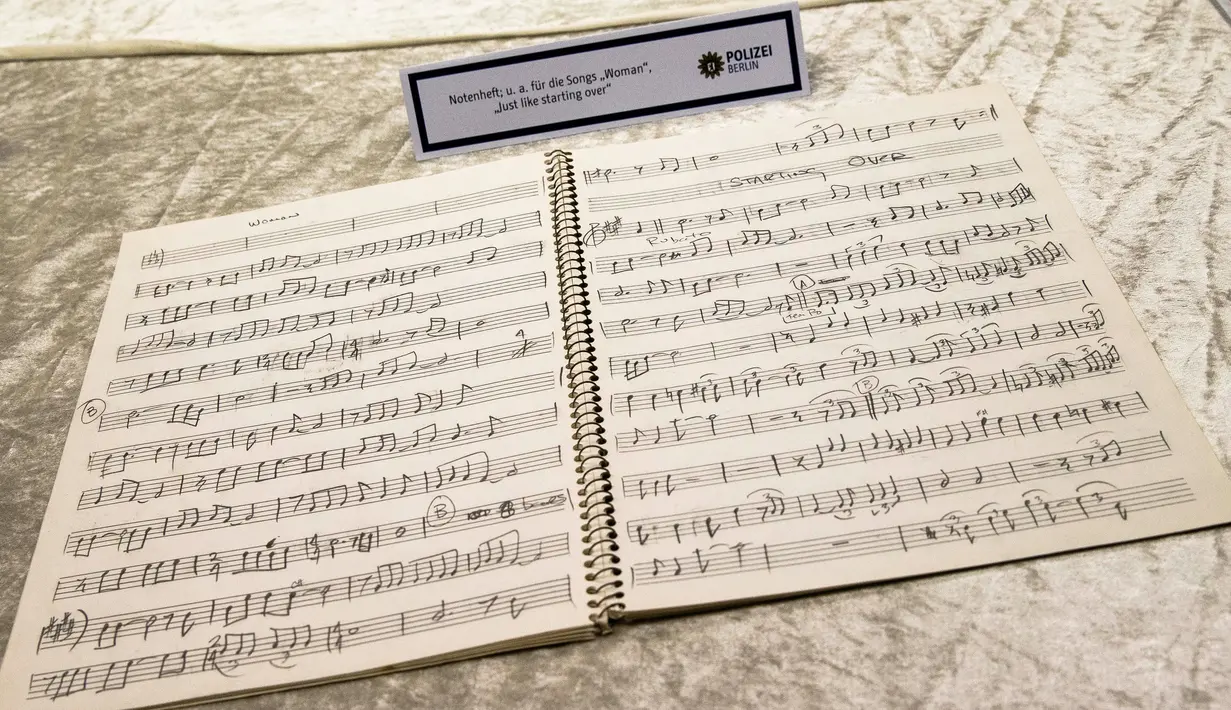 Sebuah draft musik yang ditulis tangan oleh mantan personel The Beatles, John Lennon diperlihatkan di Berlin, Selasa (21/11). Polisi Jerman telah menangkap seorang pria yang diduga menerima 86 barang curian peninggalan John Lennon. (AP/Markus Schreiber)