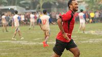 Selebrasi Leonard Tupamahu usai mencetak gol bagi tim Panser yang dibelanya di liga tarkam kali ini. (Bola.com/Peksi Cahyo)
