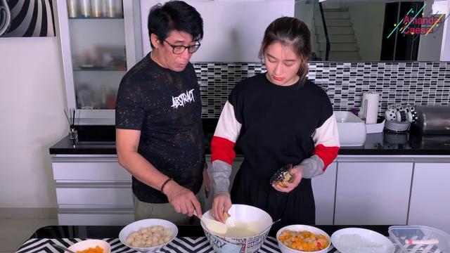 7 Momen Kompak Parto Patrio dan Amanda Caesa Bikin Salad Buah