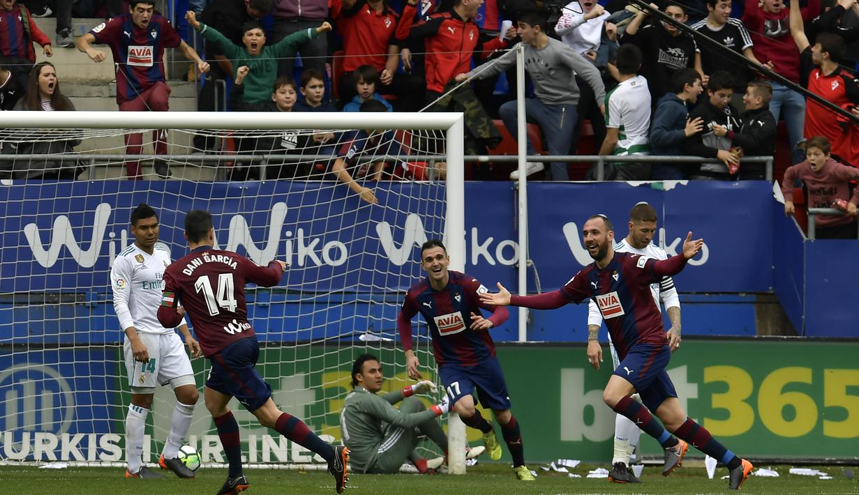 Bek Eibar, Ramis, melakukan selebrasi usai mencetak gol ke gawang Real Madrids pada laga La Liga di Stadion Ipurua, Sabtu (10/3/2018). Eibar takluk 1-2 dari Real Madrid. (AP/Alvaro Barrientos)