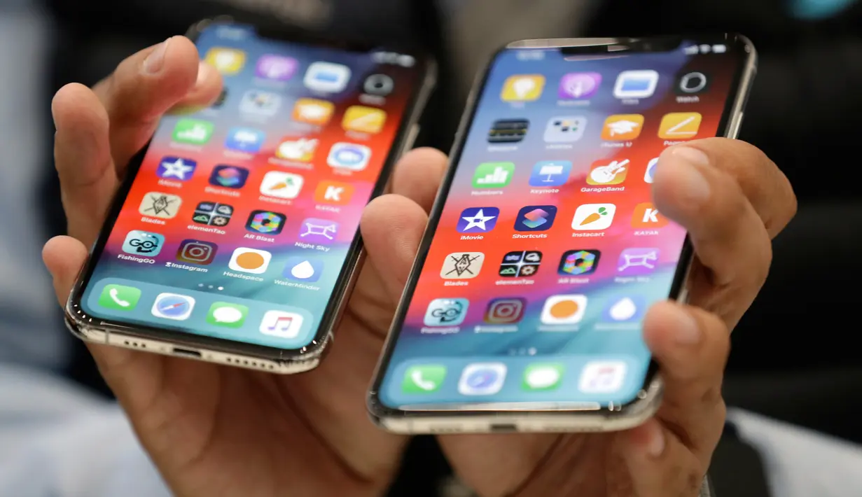 IPhone XS (kiri) dan XS Max diperlihatkan saat peluncuran produk baru Apple di California (12/9). iPhone XS dan XS Max tersedia tiga warna (gold, silver, abu-abu) dan tiga konfigurasi memori (64GB, 256GB, dan 512GB). (AP Photo/Marcio Jose Sanchez)