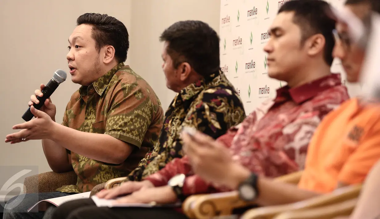 Politisi PDIP Charles Honoris (kiri) saat rilis survei di Jakarta, (19/6). Hasil survei Manilka menunjukkan masyarakat DKI Jakarta mengharapkan gubernur yang merakyat (33,3%), jujur dan bersih (31,8%) serta tegas (9,5%). (Liputan6.com/Faizal Fanani)