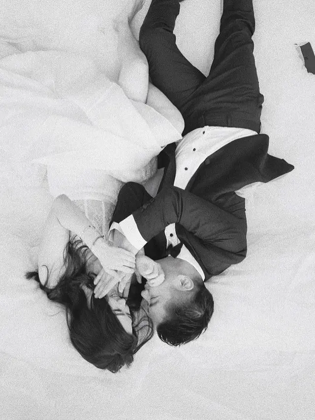 Berkonsep Klasik Hitam Putih, Ini 6 Potret Prewedding Boy William dan Karen Vendela