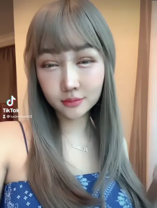 <p>Tak hanya potong leher, Lucinta Luna juga mengubah bentuk rahang, bibir, hidung, mata, hingga dahinya. (@lucintaluna_manjalita)</p>