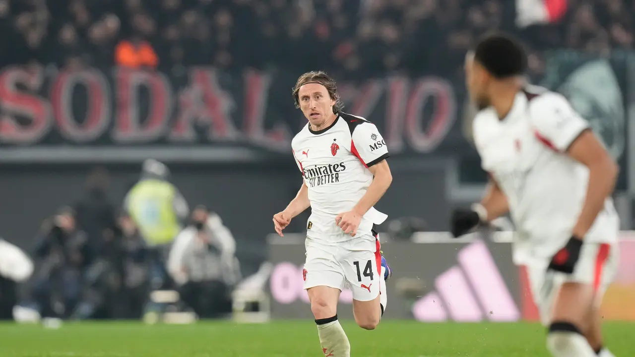Gelandang AC Milan Luka Modric saat beraksi di laga melawan AS Roma di pekan ke-22 Liga Italia 2025/2026 di Olimpico, Senin (26/01/2026).
