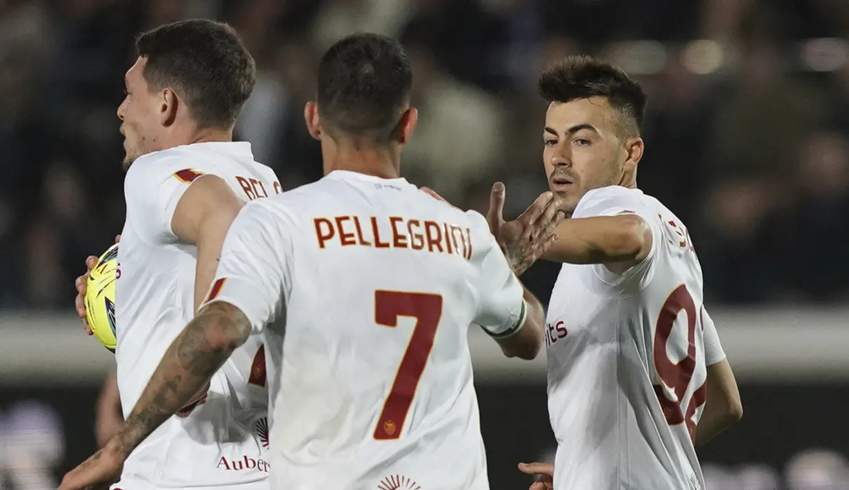 <p>Dampak dari permainan keras ini adalah kedua tim sama-sama kesulitan untuk membangun serangan. Bola kebanyakan terhenti di lini tengah dan sulit dialirkan ke kotak penalti lawan. (Simone Spada/LaPresse via AP)</p>