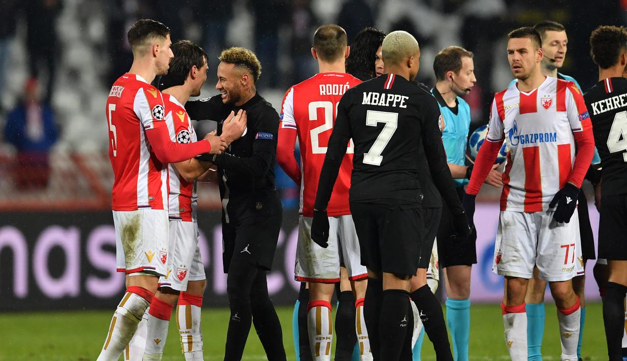 Pemain kedua tim tampak akrab dan bersalaman saat laga berakhir pada laga lanjutan Grup C Liga Champions yang berlangsung di stadion Rajko Mitic, Rabu (12/12). PSG menang 4-1 atas Red Star Belgrade. (AFP/Andrej Isakovic)