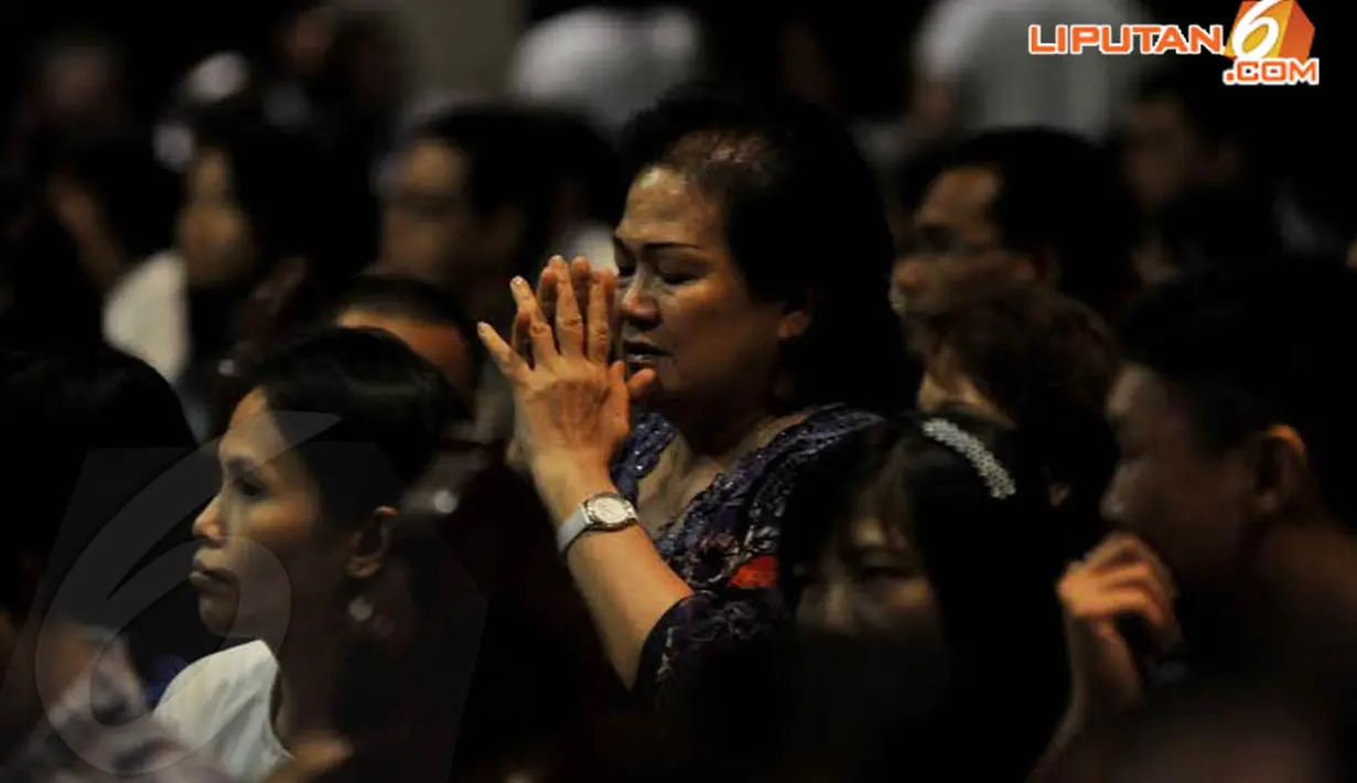Umat Katolik tampak kusyuk memanjatkan doa pada sang Juru Selamat, Yesus Kristus (Liputan6.com/ Johan Tallo)