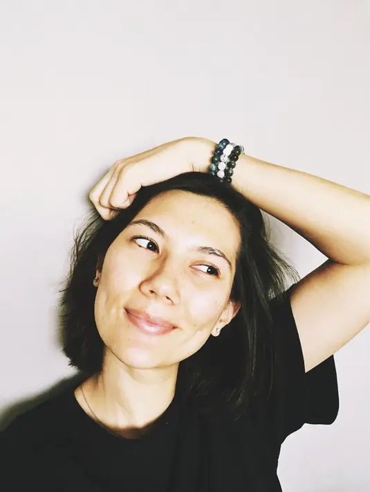 Tak hanya penampilannya yang terlihat sederhana. Sarah juga sering tampil menggunakan makeup tipis namun tetap memesona. Sarah pun sempat merilis buku berjudul Kamus Rasa Sarah Diorita. (Liputan6.com/IG/@sarahcandra)