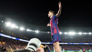 Gelandang Barcelona, Fermin Lopez, merayakan gol keempat timnya dalam laga leg kedua babak 16 besar Liga Champions antara Barcelona dan Newcastle United di Stadion Camp Nou, Barcelona, pada 18 Maret 2026. (AFP/Luis Gene)
