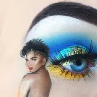 Emily Oliver berhasil menggabungkan seni lukis dengan teknik makeup terbaiknya untuk riasan mata. (Foto: Twitter/@emilyslooks)