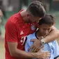 Legenda Bayern Munchen, Martin Demichelis, memberikan coaching clinic kepada pesepak bola muda di Lapangan PSPT Tebet, Jakarta, Minggu (23/6). Acara ini merupakan rangkaian Allianz Explorer Camp 2019. (Bola.com/Vitalis Yogi Trisna)