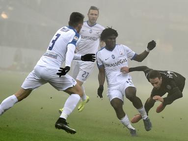  AC Milan bermain imbang tanpa gol menghadapi Atalanta dalam lanjutan Serie A yang berlangsung di Stadion San Siro, Milan, Sabtu (17/12/2016) waktu setempat. (AFP/Tiziana fabi)