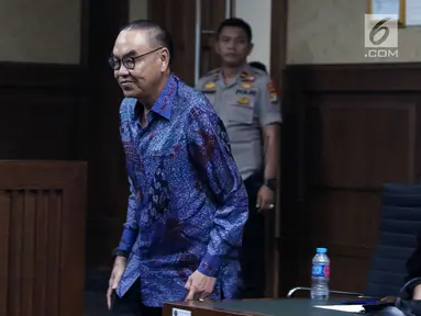 Terdakwa suap pembangunan PLTU Riau-1, Johannes Budisutrisno Kotjo saat menjalani sidang putusandi Pengadilan Tipikor, Jakarta, Kamis (13/12). Kotjo divonis 2 tahun 8 bulan penjara dan denda Rp 150 juta subsider 3 bulan. (Liputan6.com/Helmi Fithriansyah)