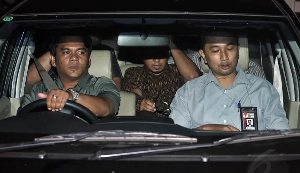 Selasa (06/05/14) malam penyidik KPK kembali mendatangi kediaman Anas Urbaningrum di kawasan Duren Sawit, Jakarta Timur (Liputan6.com/Johan Tallo)