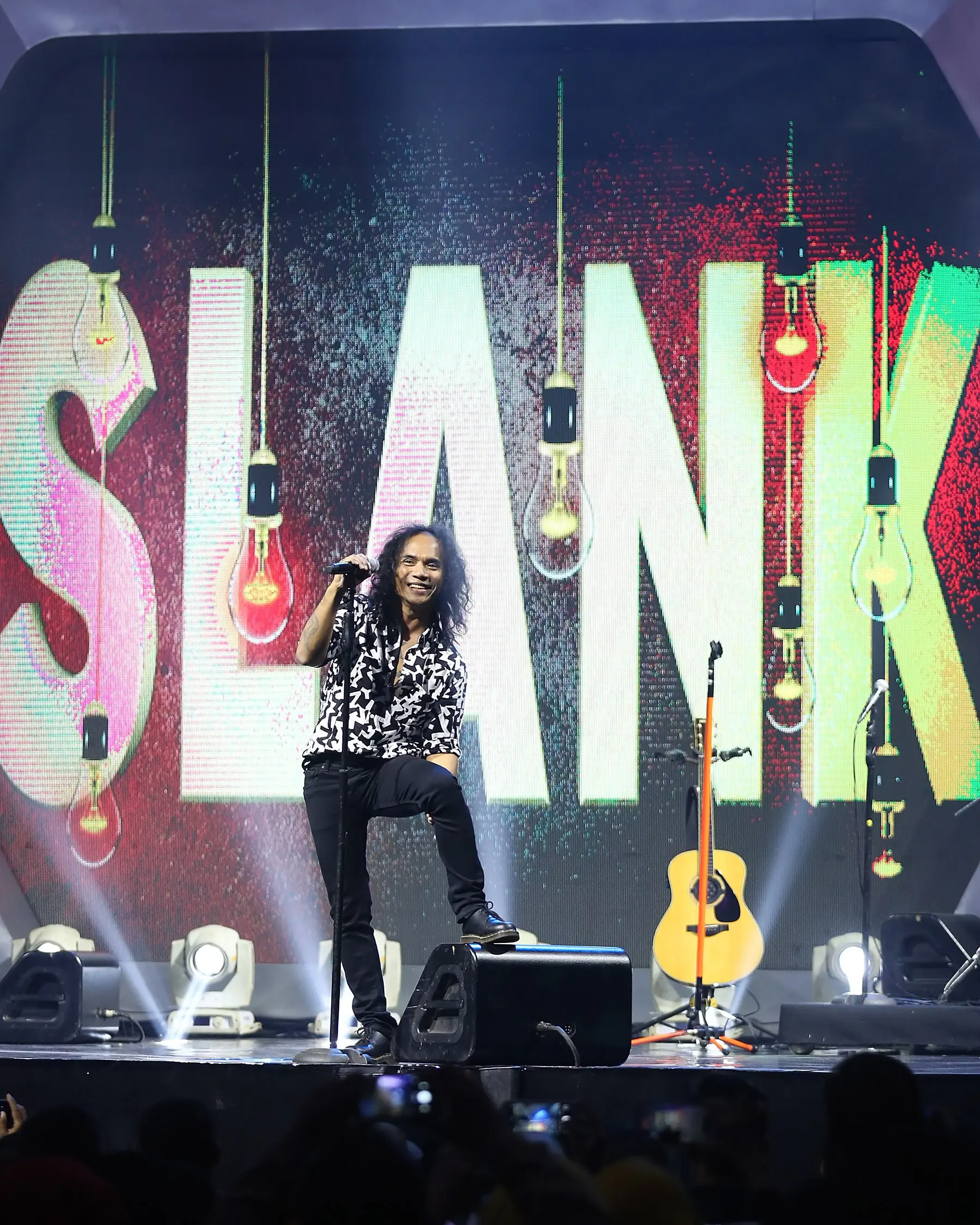 Bersama Jenita Janet, Slank yang melantunkan ‘Orkes Terakhir’ menutup penampilannya malam itu dengan sangat mengesankan.  (Bambang E. Ros/Bintang.com)