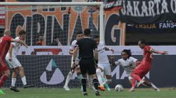 Pemain Persija Jakarta, Hansamu Yama (kanan) berusaha mencetak gol ke gawang Persis Solo dalam laga pekan ke-2 BRI Liga 1 2022/2023 antara Persija Jakarta melawan Persis Solo di Stadion Patriot Candrabhaga, Bekasi, Minggu (31/7/2022) sore WIB. (Bola.com/Ikhwan Yanuar)