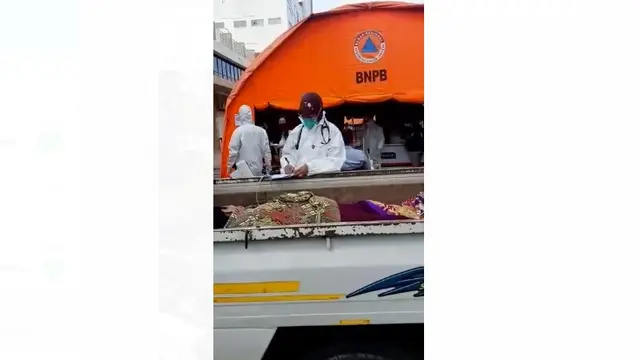 Pasien bergejala Covid-19 diperiksa di atas mobil pikap di depan RSUD Kota Bekasi