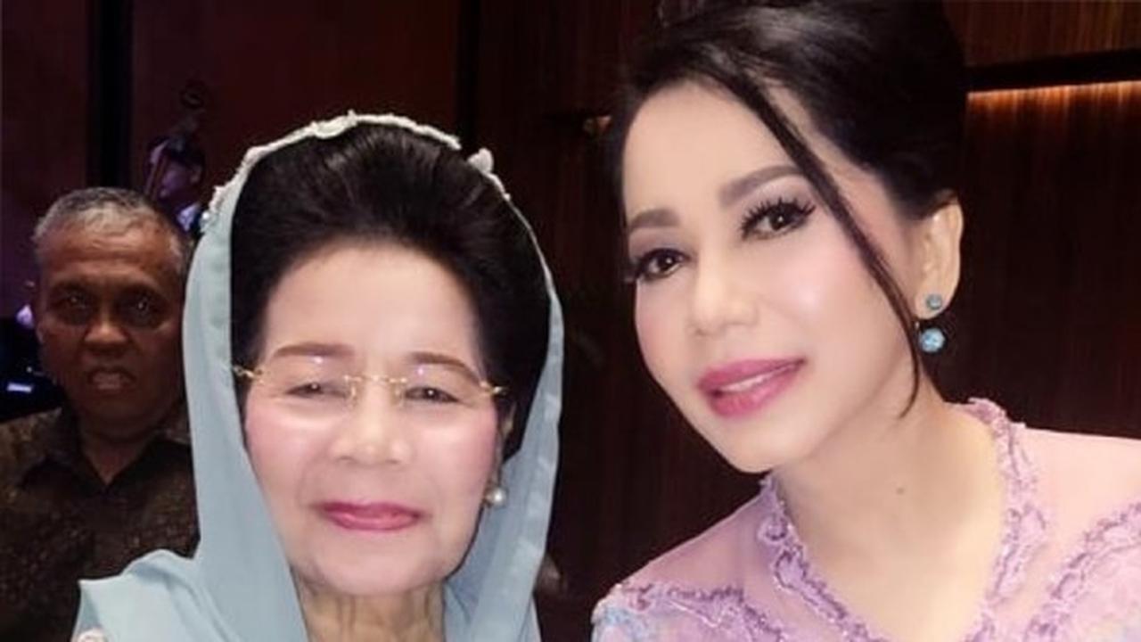 Iis Sugianto bersama ibundanya