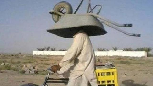 6 Aksi Bapak-Bapak Pamer Keseimbangan Tingkat Tinggi di Jalan Ini Kocak