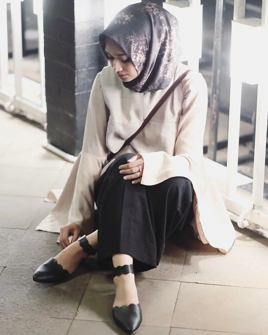 Gaya busana hijab dengan nuansa earth tone. (sumber foto: @shellaalaztha/instagram)