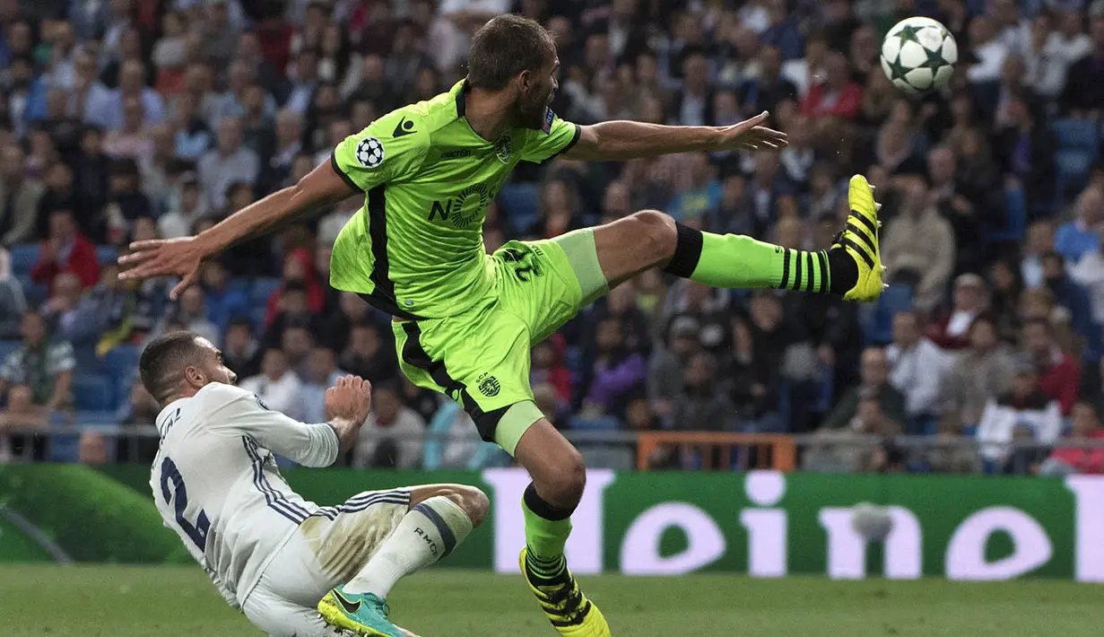Penyerang Sporting Lisbon, Bas Dost, berusaha melewati bek Real Madrid, Dani Carvajal. Meski menguasai jalannya laga, namun hingga babak pertama usai klub asal Spanyol itu belum bisa membobol gawang Sporting. (AFP/Curto De La Torre)
