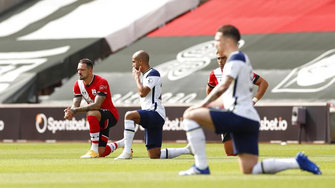 Pemain Southampton dan Tottenham Hotspur berlutut untuk mendukung pergerakan Black Lives Matter sebelum pertandingan Liga Premier Inggris di Stadion St. Mary, Southampton, Inggris, Minggu (20/9/2020). Tottenham menekuk Southampton 5-2, Son Heung-min menyumbang empat gol. (Andrew Boyers/Pool via AP)