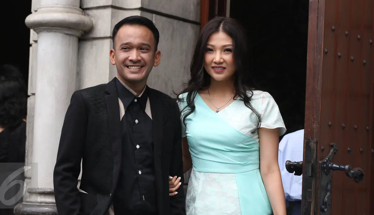 Ruben Onsu dan istri Sarwendah Tan saat menghadiri pemberkataan Harvey Moeis dan Sandra Dewi di Gereja Katedral, Jakarta, Selasa (8/11). Pernikahan Sandra dan Harvey turut dihadiri Gubernur DKI Jakarta, Basuki T Purnama. (Liputan6.com/Herman Zakharia)
