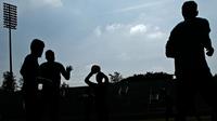 Siluet para pemain Indonesia saat menjalani latihan jelang Piala AFF 2016 di Stadion Manahan Solo Jawa Tengah, Minggu (25/9/2016).  (Bola.com/Peksi Cahyo)