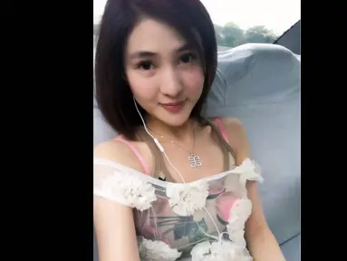 Guo Meimei, seorang gadis belia di Cina yang terkenal di sosial media, Weibo, karena kecantikannya. (CHINA OUT AFP PHOTO)