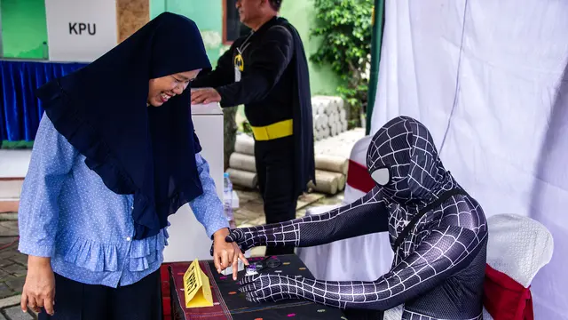 Batman hingga Spiderman Layani Warga Surabaya Nyoblos