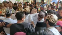 Tradisi Tawurji menyambut rebo wekasan di Keraton Kanoman Cirebon. Foto (Liputan6.com / Panji Prayitno)