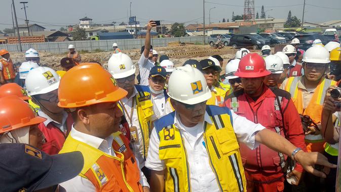 Menteri Pekerjaan Umum dan Perumahan Rakyat (PUPR) Basuki Hadimuljono mengisi waktu kerjanya dengan meninjau proyek Tol Cileunyi-Sumedang-Dawuan (Cisumdawu), Selasa (2/7/2019).