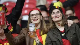 Dua Suporter cantik Belgia tengah bersiap menanti laga antara timnya melawan Wales pada perempat final Piala Eropa 2016 di Stade Pierre-Mauroy, Lille, Prancis, Sabtu (2/7/2016) dini hari WIB. (AFP/Miguel Medina)