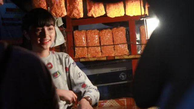 [Bintang] Jualan Popcorn, Gadis Cantik Ini Hebohkan Dunia Maya