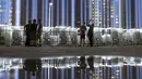 Pengunjung menikmati keindahan lampu sorot di World Trade Center (WTC) dipancarkan ke langit kota New York, AS, (9/9/2015). Acara dinamakan Tribute in Light memperingati 14 tahun tragedi terorisme 11 September di Amerika Serikat. (REUTERS/Andrew Kelly)