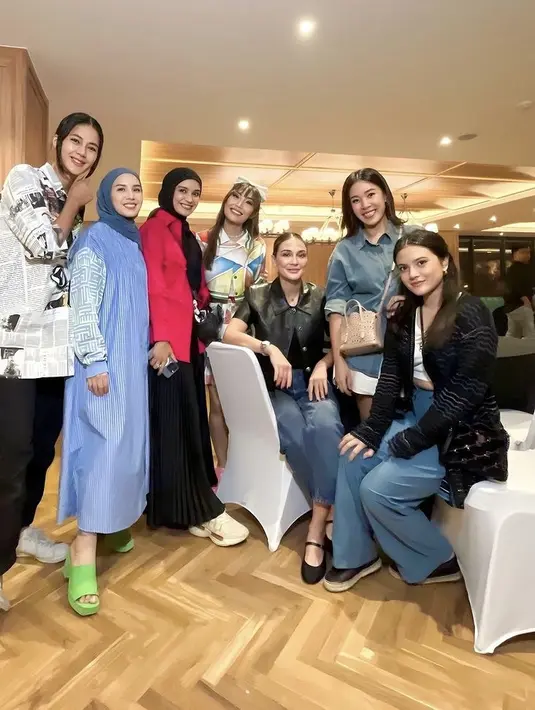 Marlene Hariman hadir dengan kemeja denim dipadukan celana putihnya. [@lunamaya]
