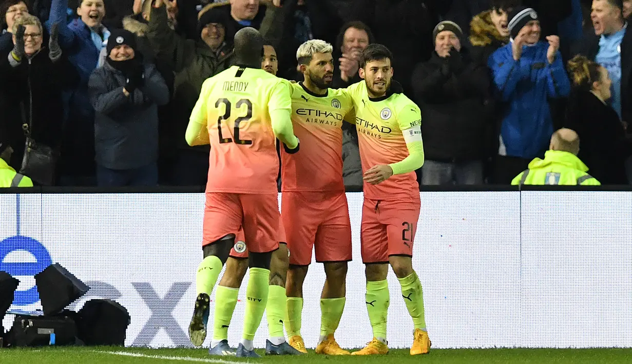 Striker Manchester City, Sergio Aguero merayakan gol yang dicetaknya ke gawang Sheffield Wednesday pada putaran kelima Piala FA di Hillsborough, Rabu (4/3/2020).Sempat kesulitan, Manchester City akhirnya menang tipis 1-0 atas Sheffield Wednesday lewat gol Aguero. (Paul ELLIS/AFP)