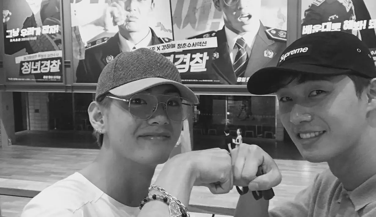 V BTS dan Park Seo Joon saat keduanya bermain dalam Hwarang. Sejak saat itu, keduanya sering menghabiskan waktu bersama. (Foto: koreaboo.com)