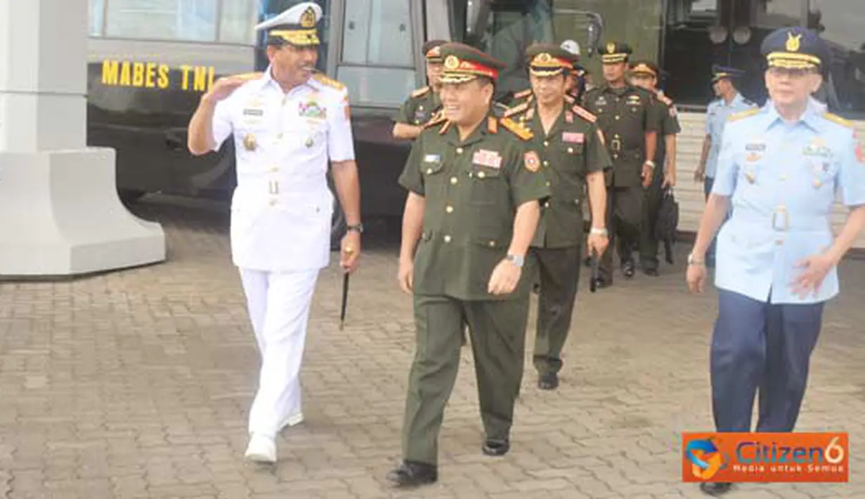 Citizen6,Jakarta:Panglima TNI Laksamana TNI Agus Suhartono, S.E, menerima kunjungan Panglima Angkatan Bersenjata Laos, MG. Sanyahak Phomvihane dan Panglima Angkatan Bersenjata Vietnam LTG Do Ba Ty, di Mabes TNI Cilangkap, Jakarta Timur, Rabu (30/3).(BBB)