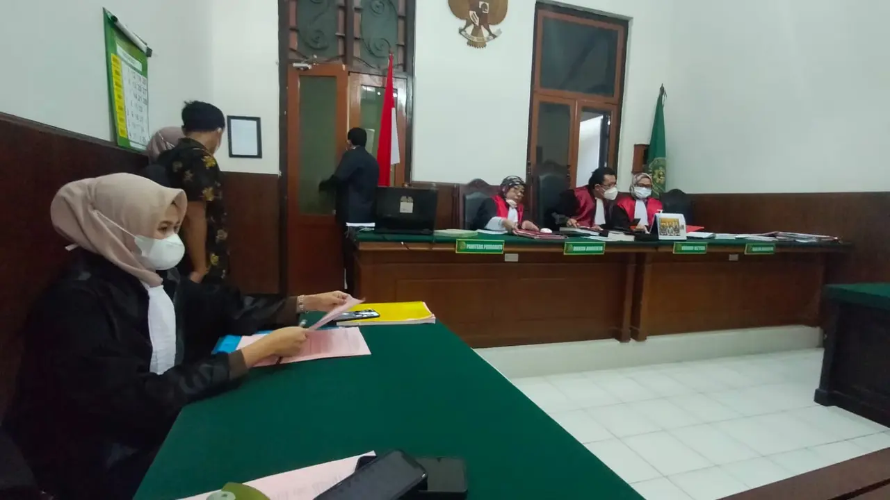 Sidang putusan tukang becak tersangka pembobol rekening BCA di Surabaya. (Dian Kurniawan/Liputan6.com)