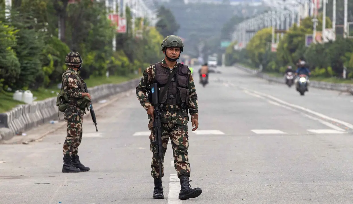 Personel militer melakukan patroli di salah satu ruas jalan sebagai bagian dari langkah-langkah keamanan yang diberlakukan di Kathmandu, Nepal pada 10 September 2025. (PRABIN RANABHAT/AFP)