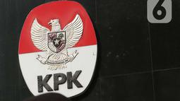 Petugas dari kepolisian melintas di dekat logo KPK di lobby Gedung Merah Putih KPK, Jakarta, Selasa (1/6/2021). Pengamanan gedung KPK dan sekitarnya diperketat terkait upacara pelantikan pegawai KPK menjadi Aparatur Sipil Negara. (Liputan6.com/Helmi Fithriansyah)