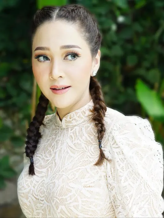 Bahkan, para netizen pun menganggap jika Maia Estianty masih tetap terlihat awet muda di usia 43 tahun. Tak sedikit pula dari mereka yang memuji penampilan serta makeup dari Maia Estianty ini. (Liputan6.com/IG/@maiaestiantyreal)