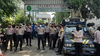 Polisi amankan sidang vonis Eks Pimpinan Front Pembela Islam (FPI) Muhammad Rizieq Shihab di Pengadilan Negeri Jakarta Timur. (Liputan6.com/Yopi Makdori)