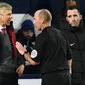 Momen saat pelatih Arsenal, Arsene Wenger melancarkan protes kepada wasit Mike Dean. (Paul ELLIS / AFP)